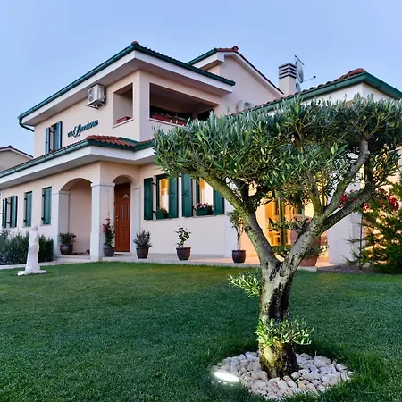 Luciana House, Villa *