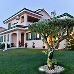 Luciana House, فيلة *