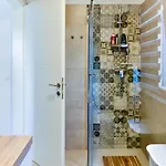 Luciana House, بوجي