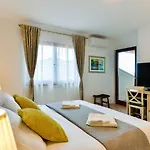 Luciana House, * بوجي