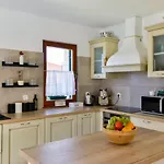 Luciana House, * بوجي