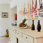 فيلة Luciana House, *