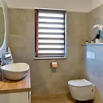 Luciana House, بوجي