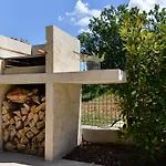 Luciana House, * بوجي