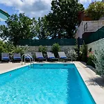 فيلة Luciana House, بوجي