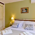 فيلة Luciana House, *