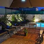 فيلة Luciana House, بوجي