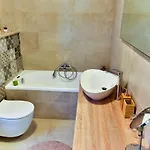 Luciana House, فيلة بوجي