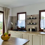 Luciana House, فيلة بوجي