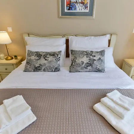 Luciana House, فيلة بوجي