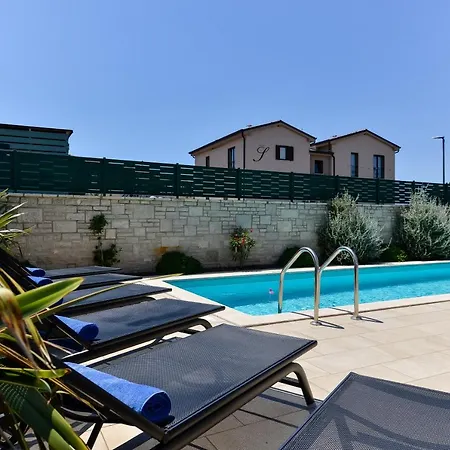 Luciana House, فيلة بوجي
