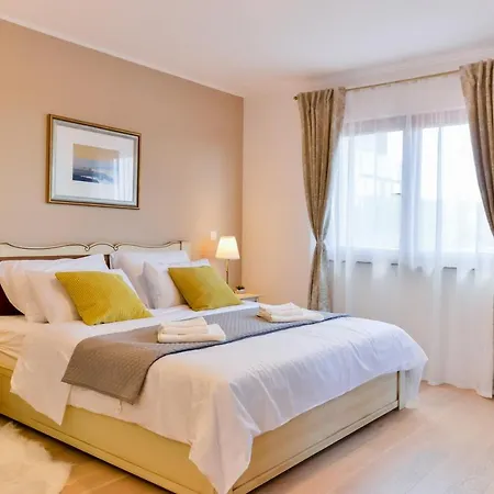 Luciana House, بوجي