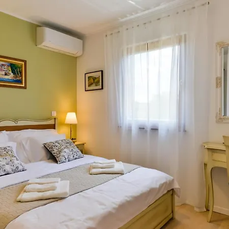 Luciana House, فيلة *