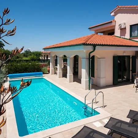 Luciana House, فيلة بوجي
